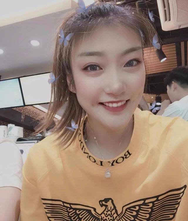老师脱了裙子坐了上去电影